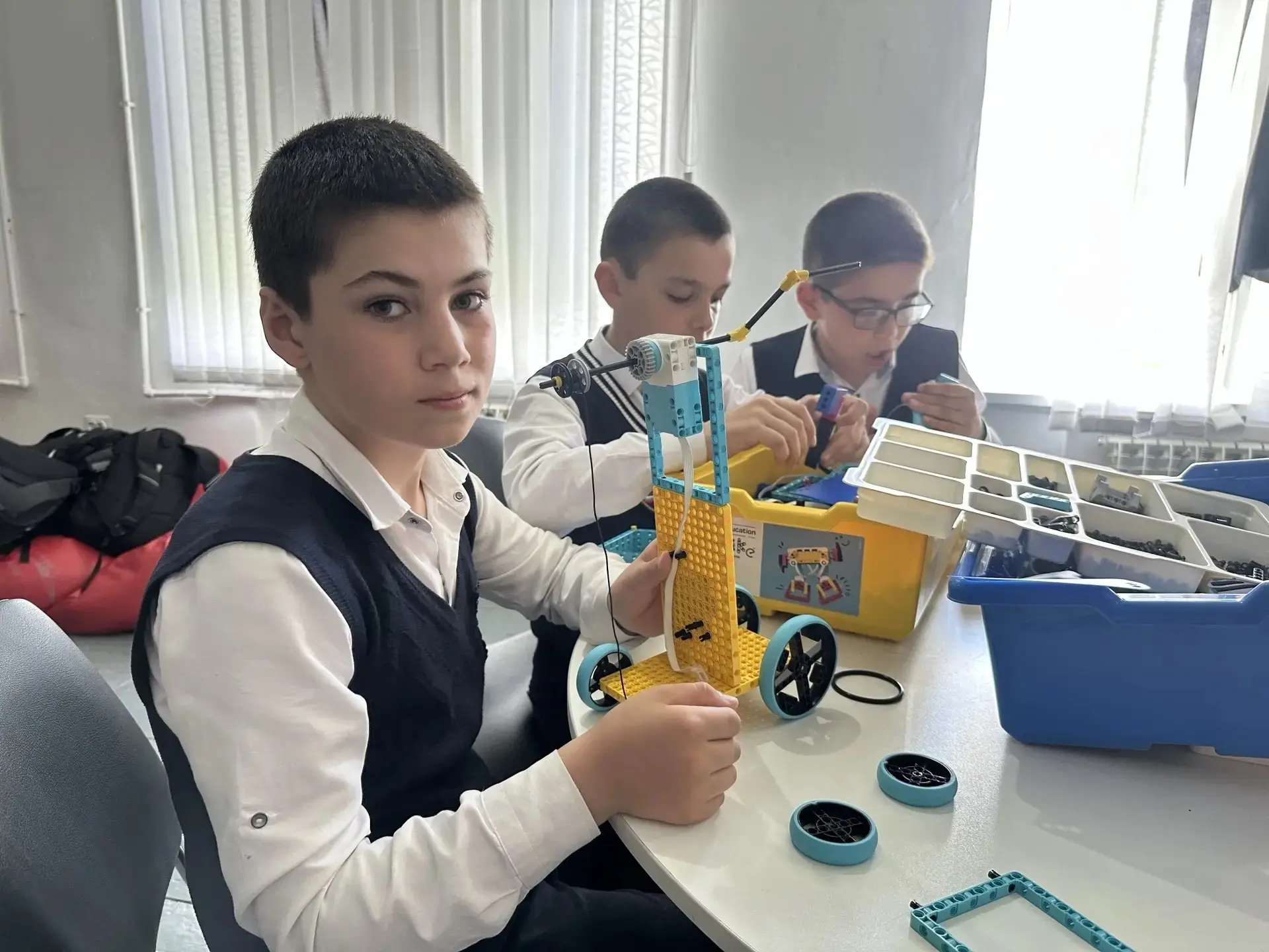 🏫 Урок труда в 5‑м классе: подъёмный кран из LEGO    Сегодня в центре «Точка роста» ученики 5‑го кла