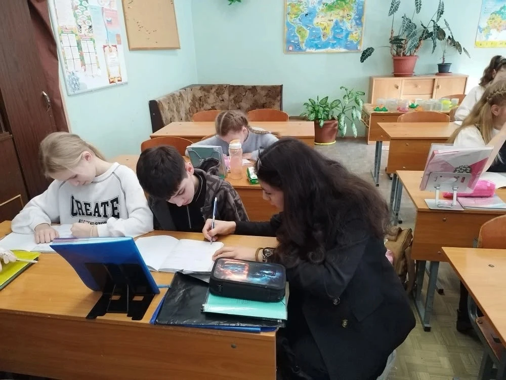10 марта ученицы 10А класса ГБОУ СОШ 236 провели очень интересное занятие в 3А классе.   Девочки про