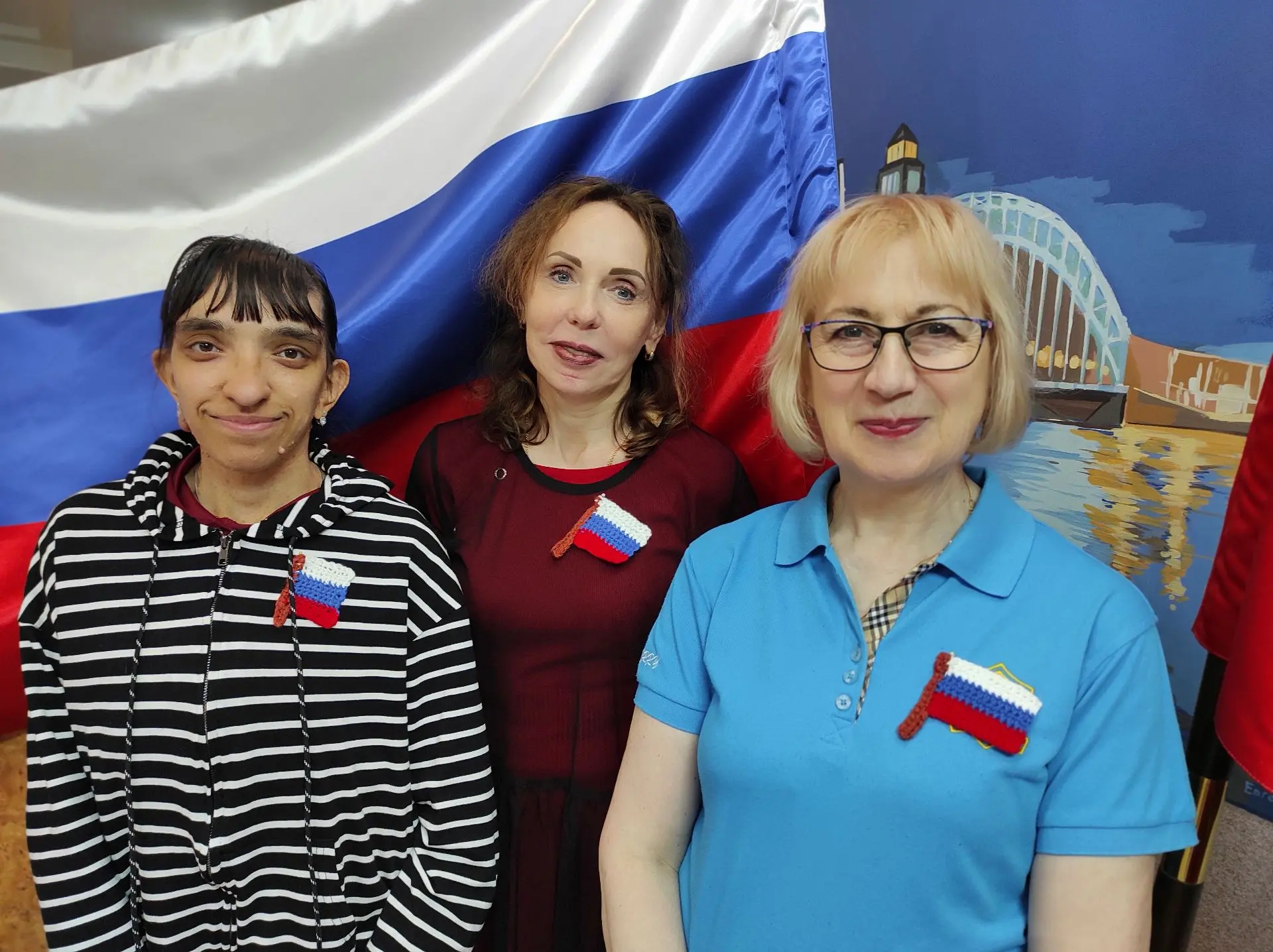 Ко Дню России — готовы!

В мастерской росписи по ткани и вязания нашего Центра состоялся мастер-клас