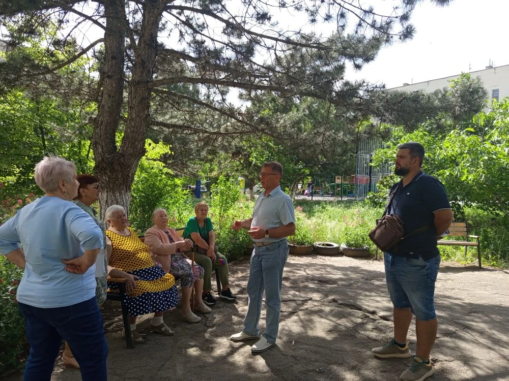 В поселке Молодежное состоялась встреча председателя Молодежненского сельского совета – главы админи