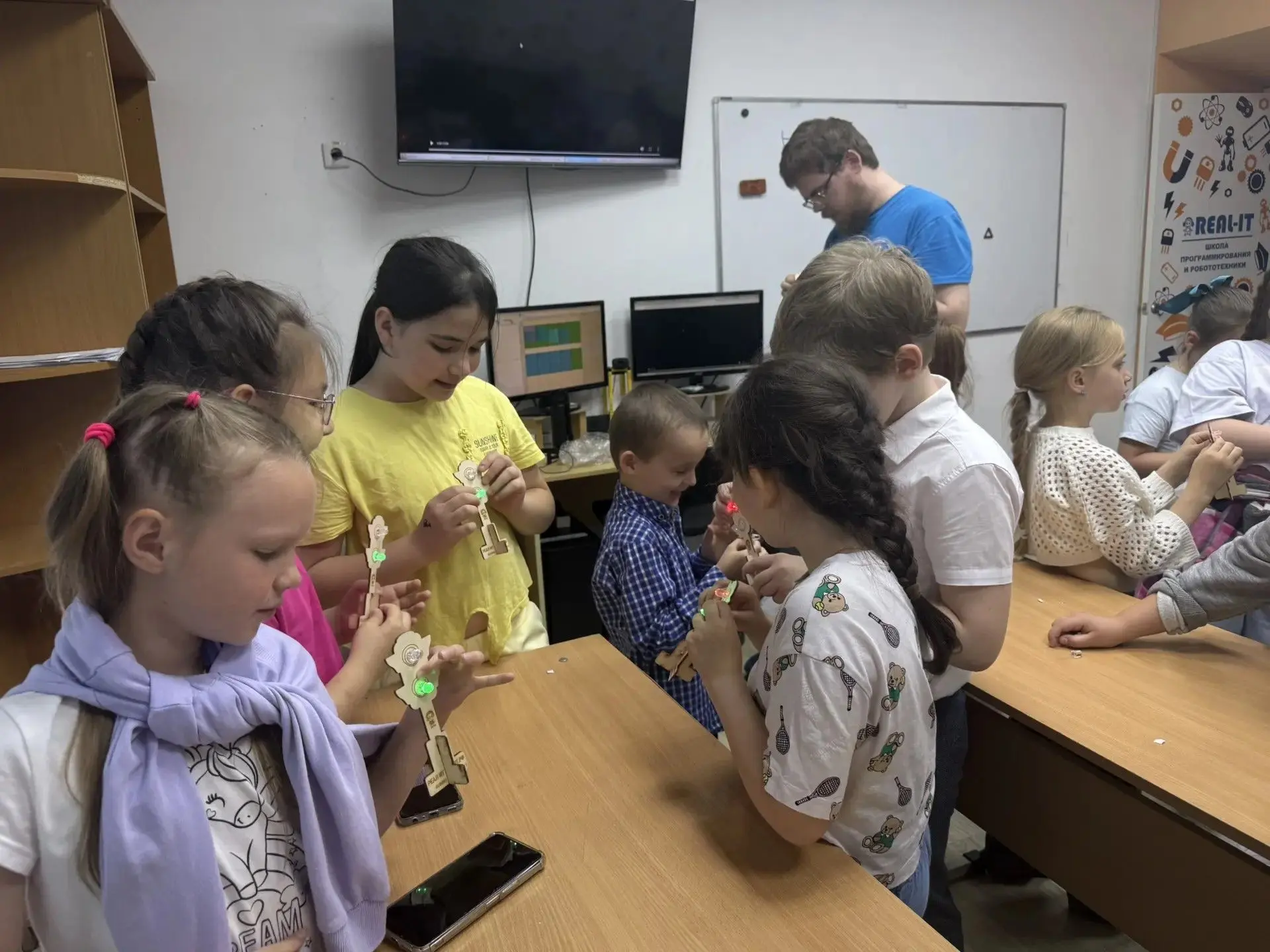 Вчера воспитанники городского лагеря посетили мастер-класс по изготовления светофора в ...