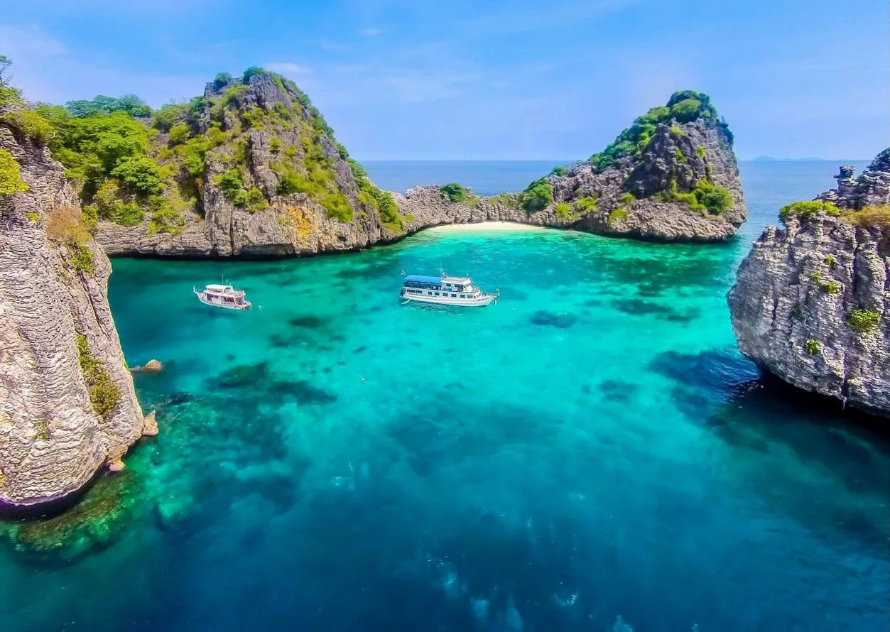 Острова Ко Рок, Таиланд 🇹🇭  🔹 Ко Рок - два небольших острова на юге Таиланда, в Андаманском море, в 