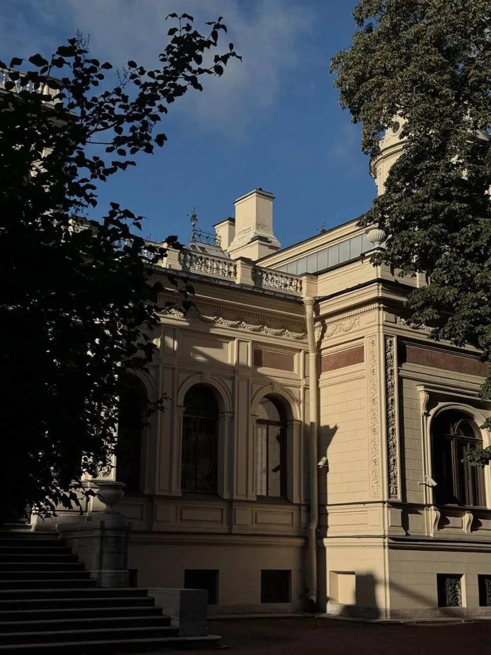 Сад Петербурга, где время будто остановилось

Здесь сохранились следы бывшей княжеской усадьбы: тени