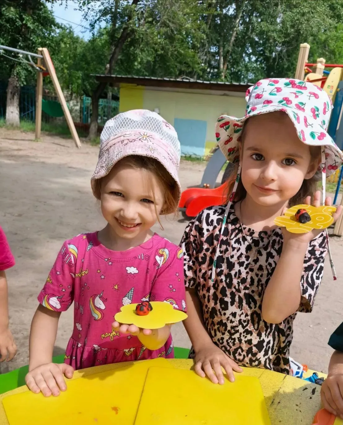 Маленькие мастера на природе: дети средней группы создают божью коровку во время прогулки 🐞🌿🌼