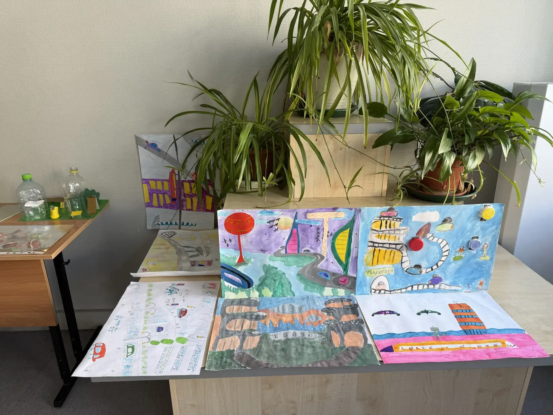 ВЫСТАВКА «УМНЫЙ ГОРОД»  ✨ На этой неделе школьное пространство превратилось в настоящую территорию б