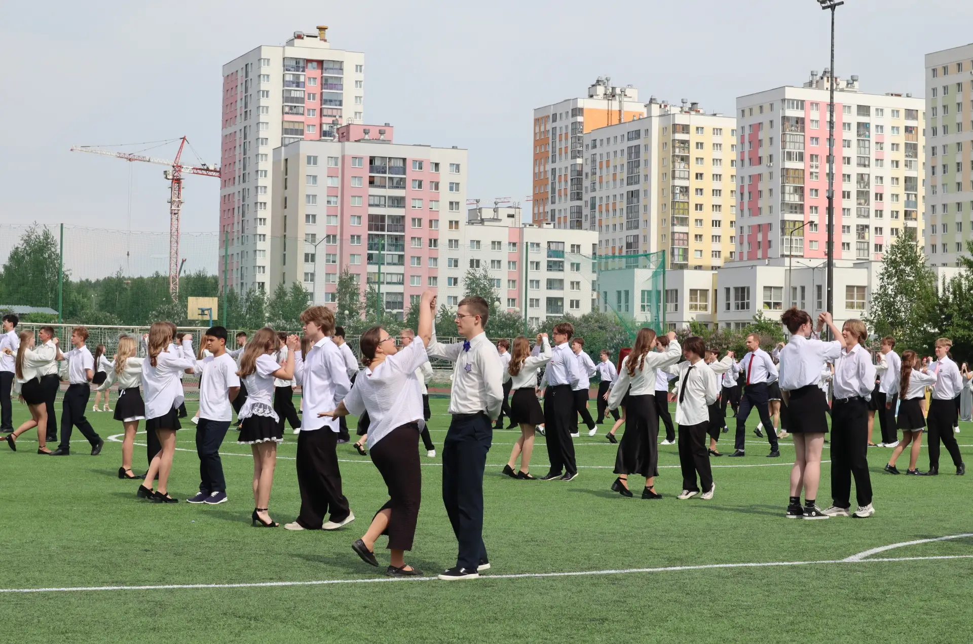 🎓 Последний звонок прозвенел для сотен выпускников в Академическом!  Сегодня в каждой школе прошли т