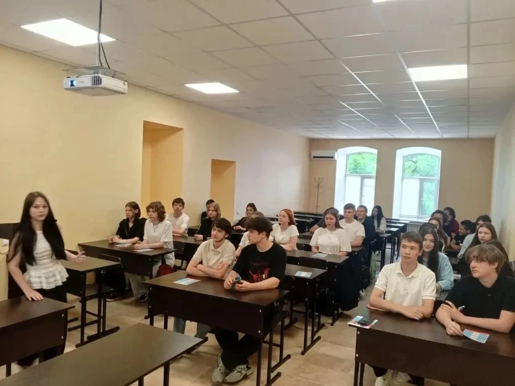 Сегодня обучающиеся 9-А и 9-Б классов нашей школы посетили Крымский экономико-правовой ...
