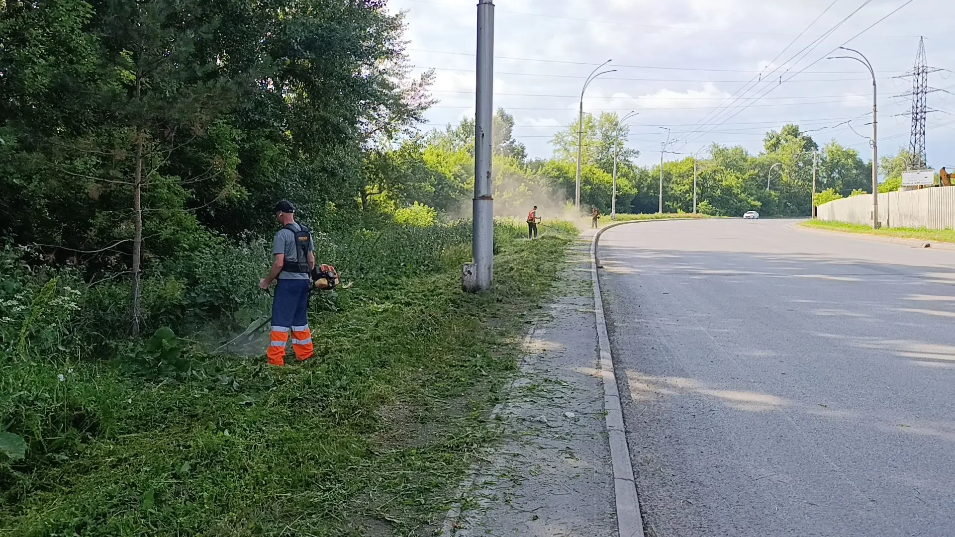 Сегодня 30 июня на уборке дорог города и прилегающих к ним территорий дорожными предприятиями и пред