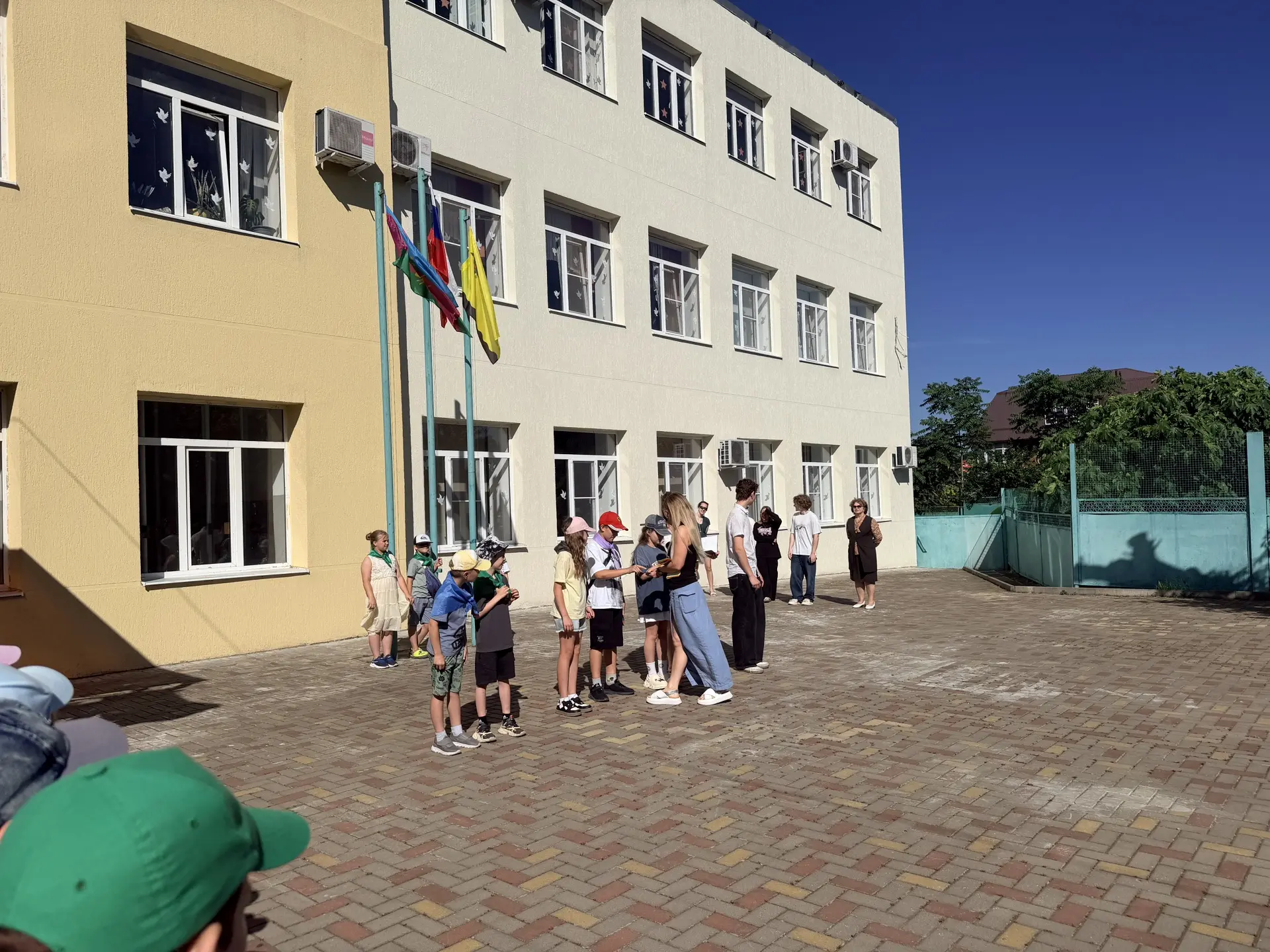 Утро в лагере началось бодро и весело — ребята собрались на общей линейки