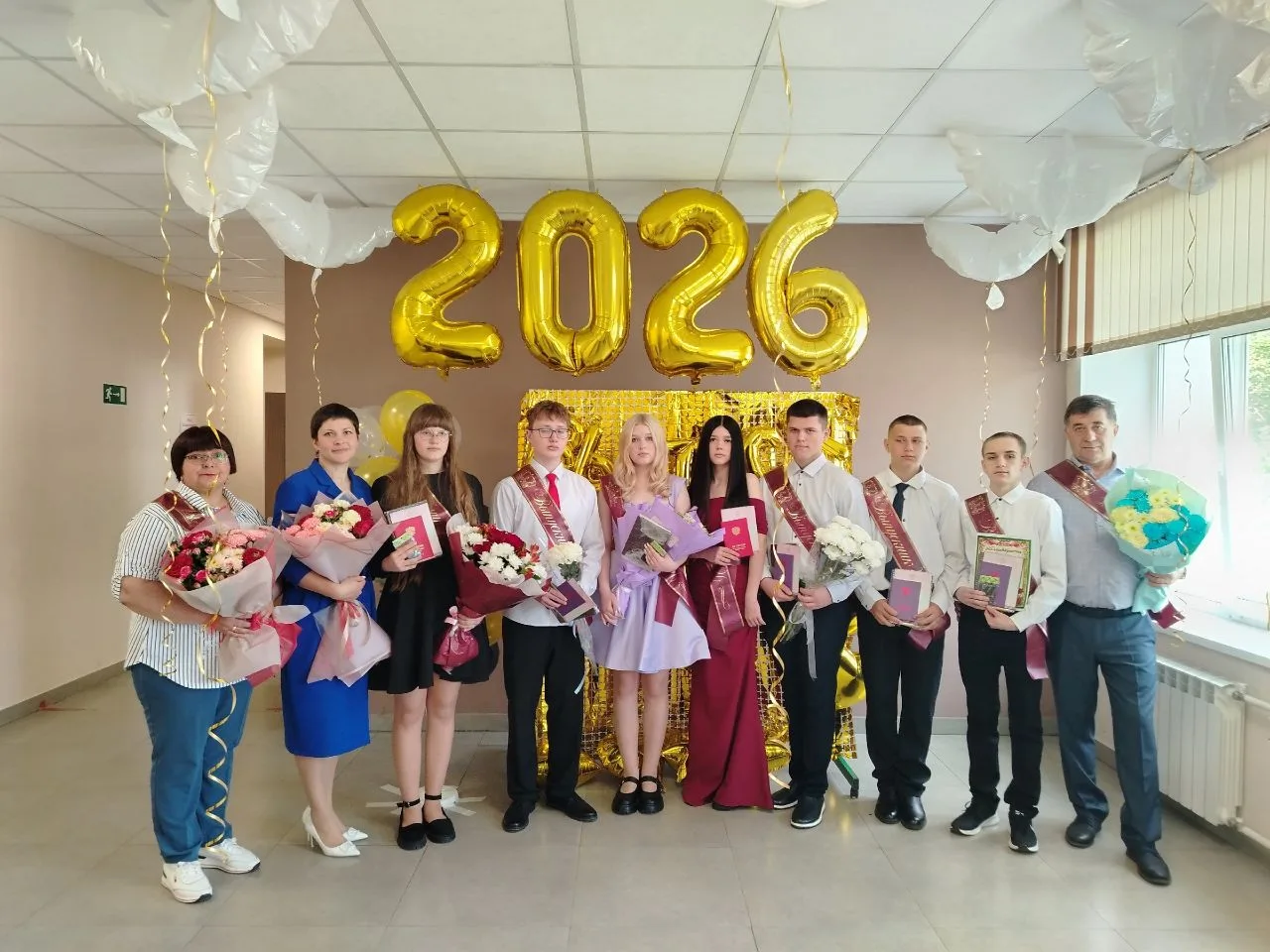 🎓 До свидания, 9-й! Здравствуй, взрослая жизнь! 🎓

🌟 В Веселовской школе прошла торжественная цер