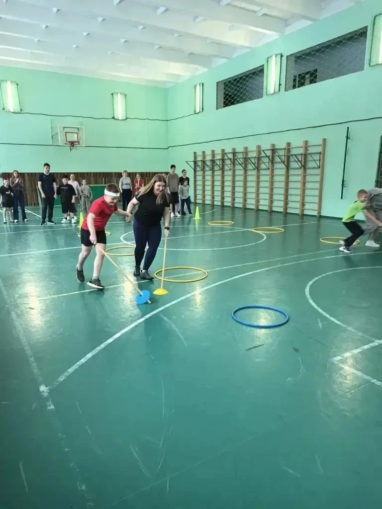 Позитивные каникулы🎄❄️☃️ Сегодня спортивный зал школы превратился в настоящую зимнюю эстафету.  Учен