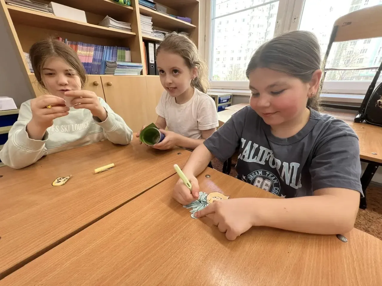 🎭 Два класса — одна команда: как 4 «Д» и 1 «Б» оживили «Репку»  В нашей школе прошёл необычный творч