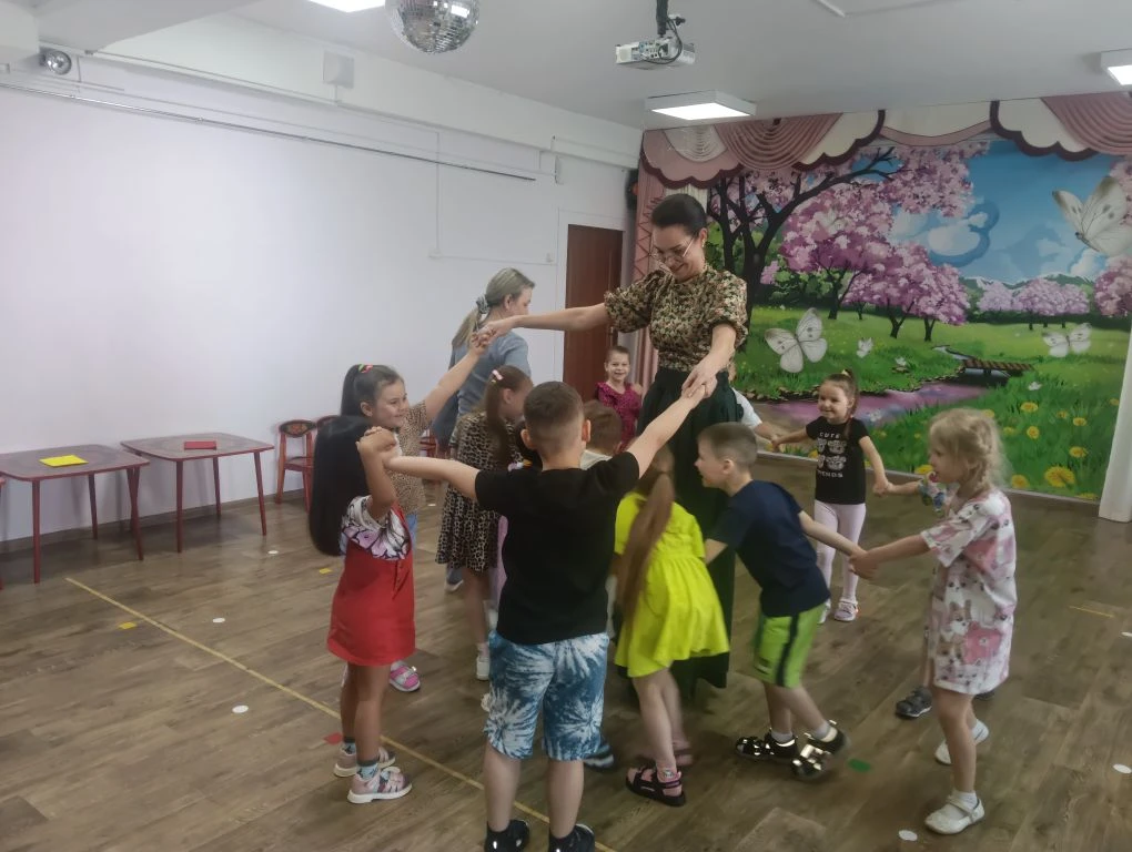 В средних и старшей группах детского сада прошло занятие «Печка — сердце русской избы».

Мы познаком