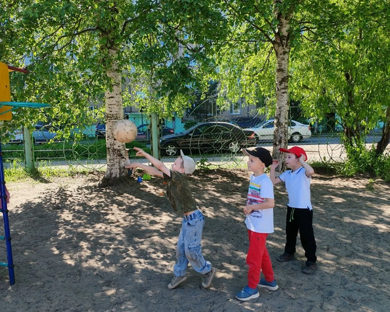 Лето – это пора, когда природа щедро одаривает нас теплом и светом, и для детей в детском саду это в