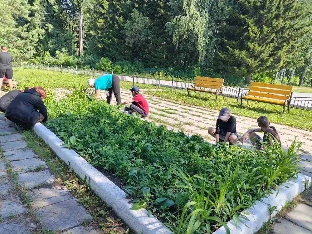 🕯️ Байкаловские школьники привели в порядок Обелиск Славы