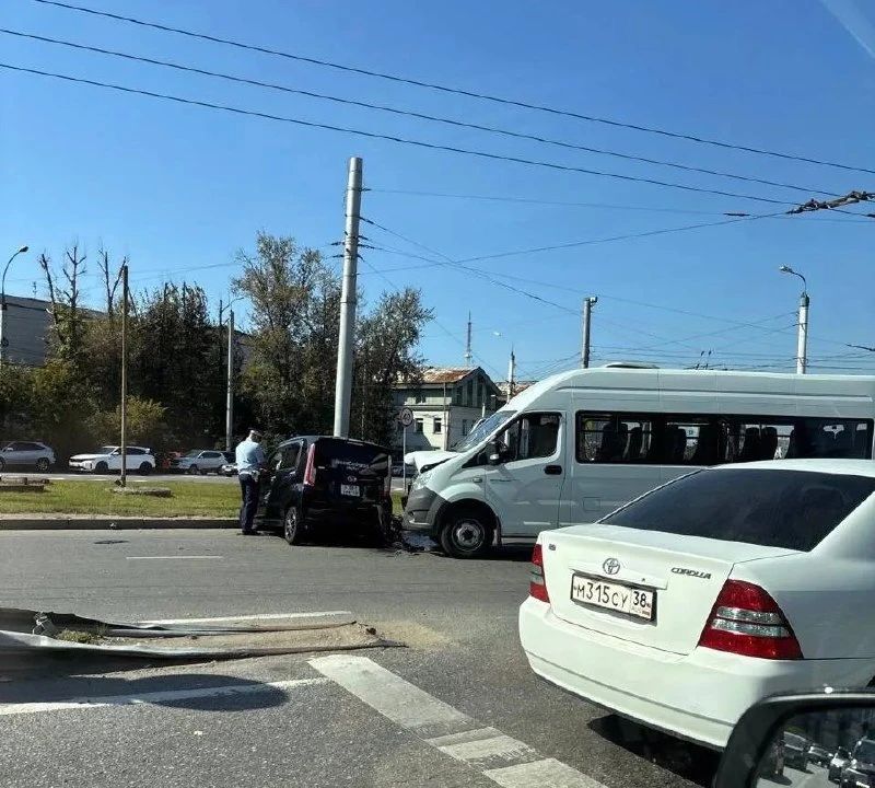 🚗 Маршрутка протаранила легковушку на Байкальской в Иркутске