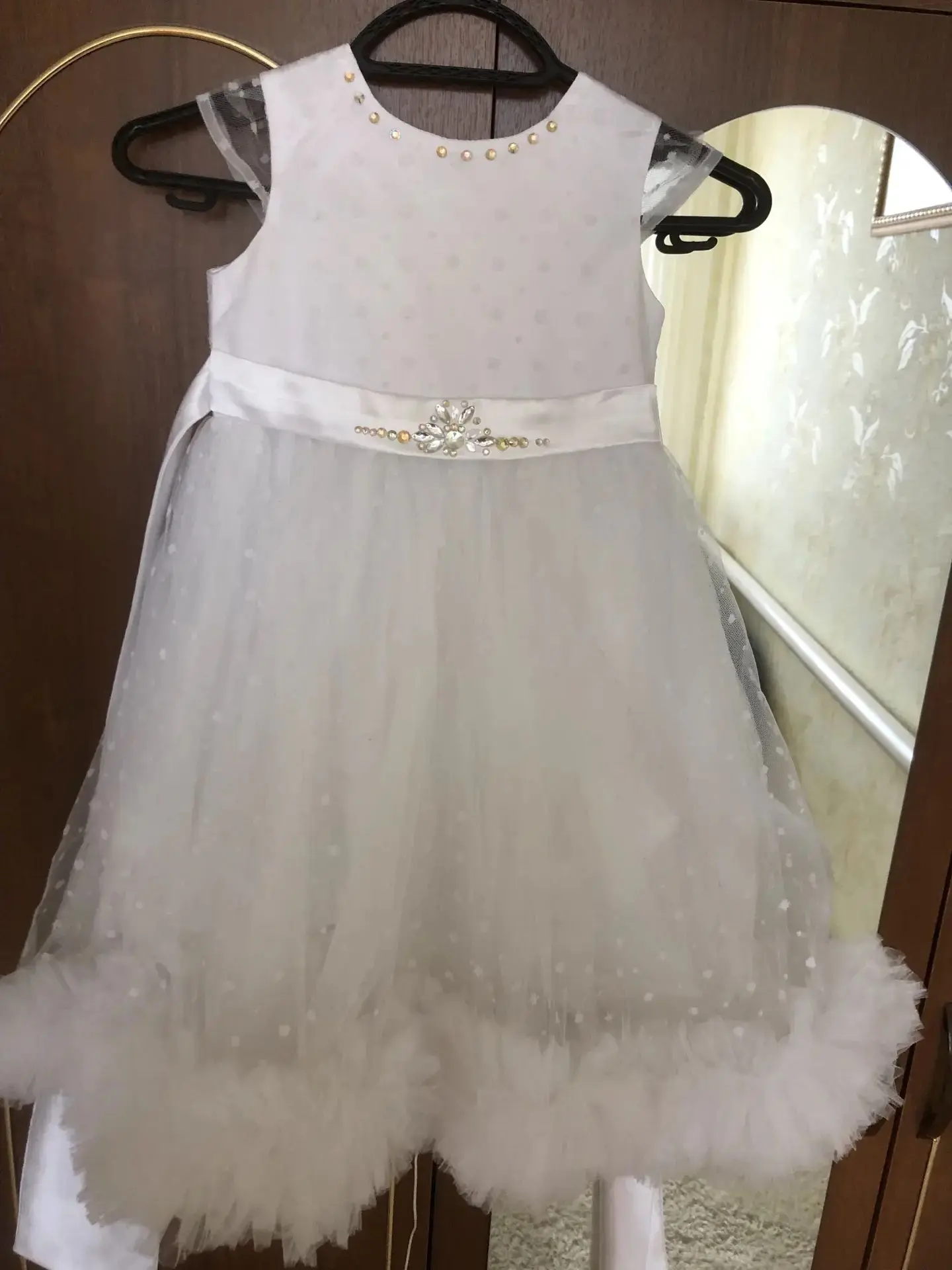 Продам куртки по 500р. Платье на 6 лет 300р. 89891207230
