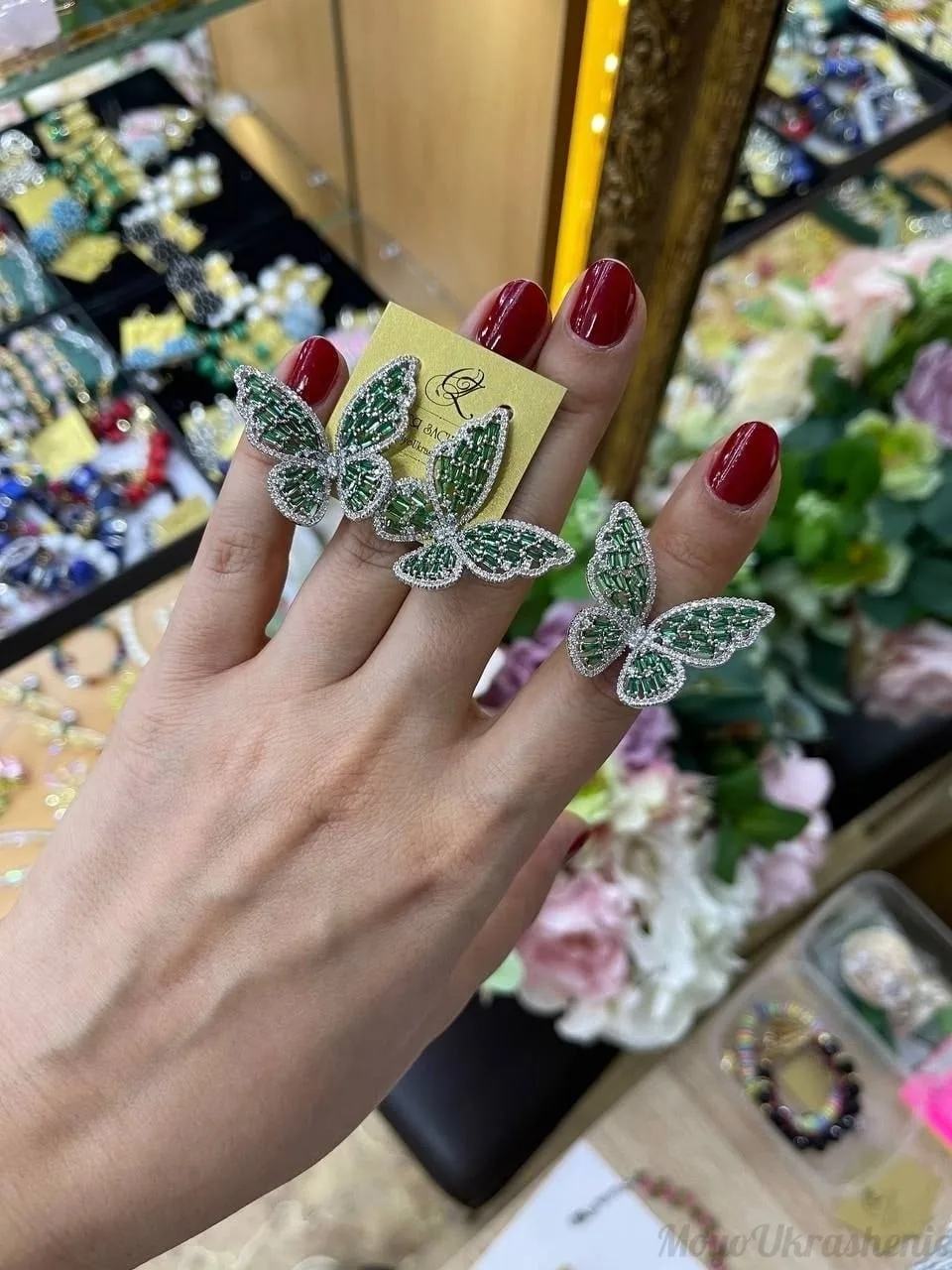 🦋 Одно украшение — а настроение на весь день

Серьги и кольцо «Бабочки Счастья». С фианитами, лёгки