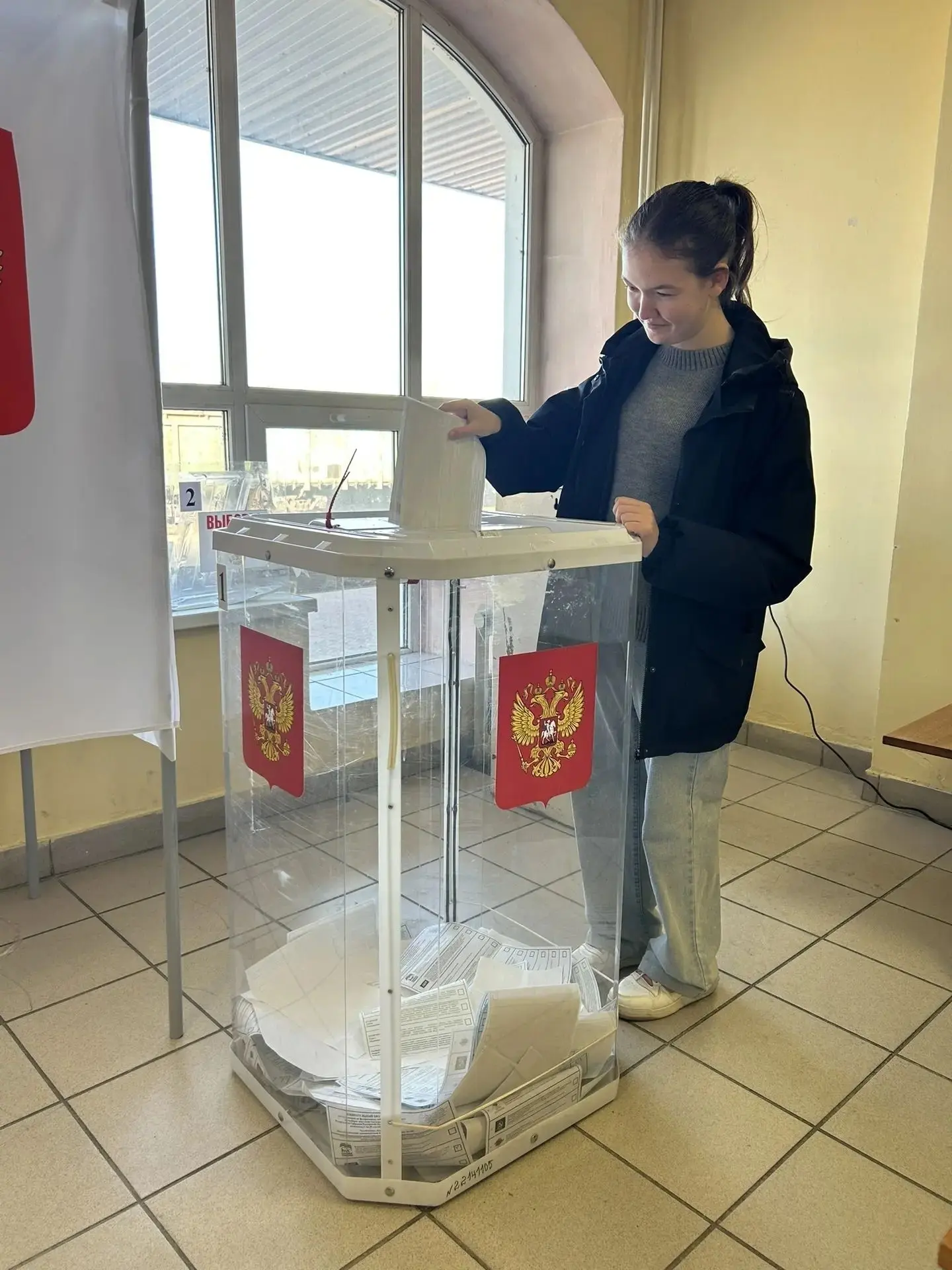 Первый выбор: в Кыштыме впервые голосующим избирателям вручают подарки