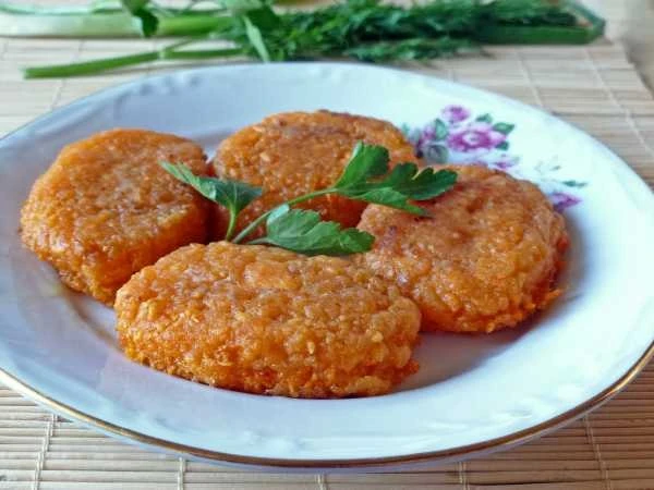 🥕 Постные морковные котлеты с манкой.  Ингредиенты:  - Морковь — 500 г - Манная крупа — 100 г - Лук 