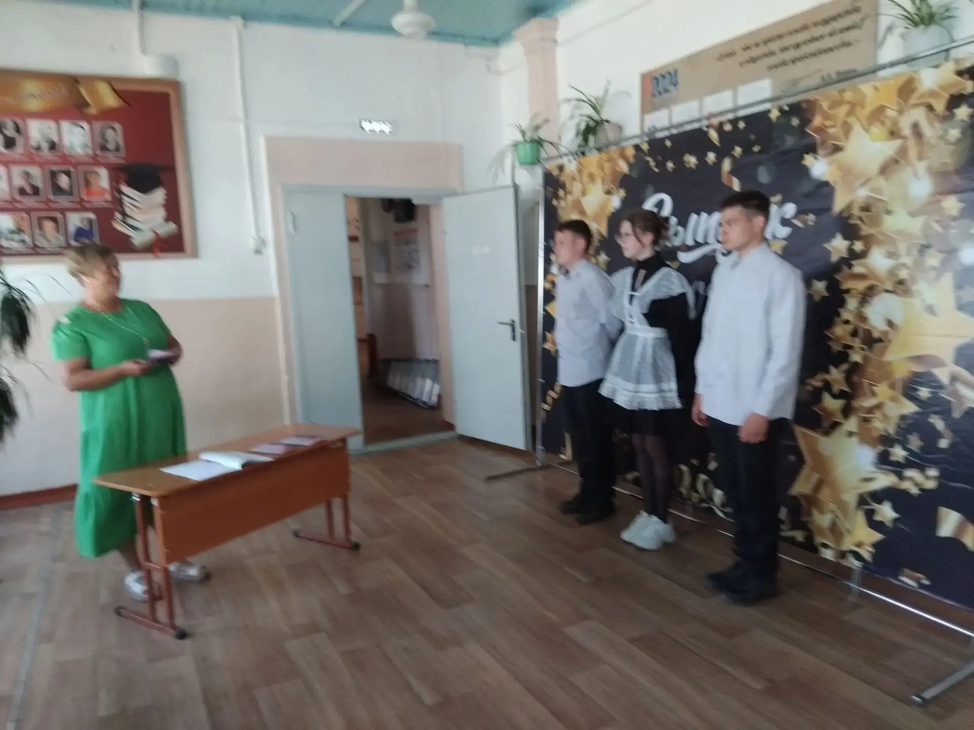 Сегодня в нашей школе царила торжественная атмосфера. Директор школы Лавренова Евгения Юрьевна вручи