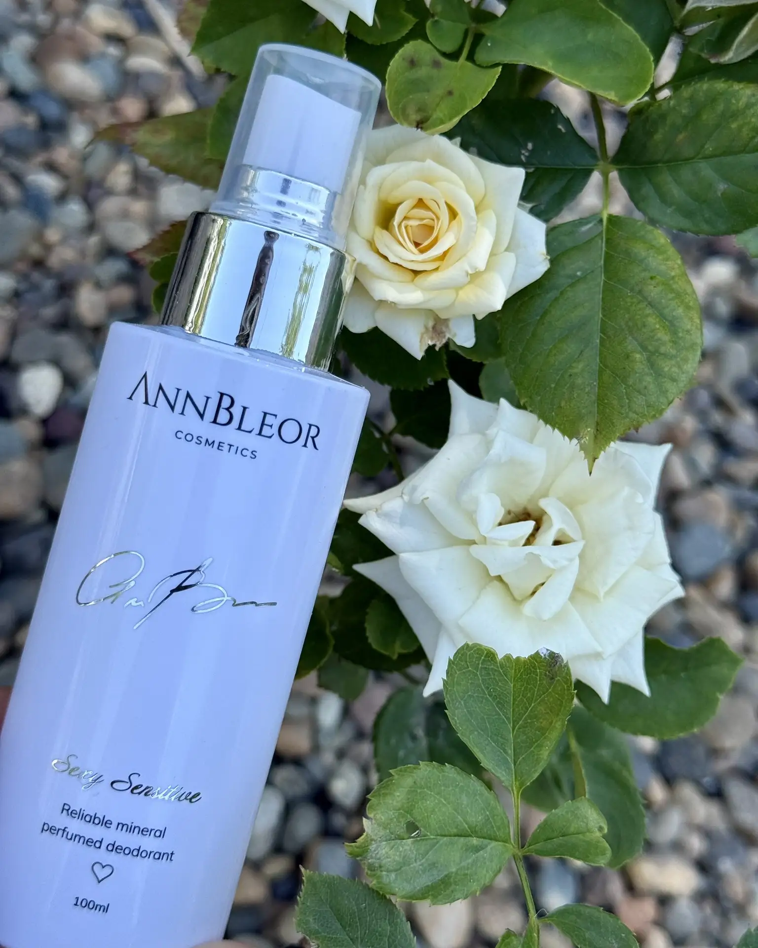 Девочки, делюсь своим любимчиком 🤍

Минеральный дезодорант от AnnBleor

Пользуюсь им уже более года