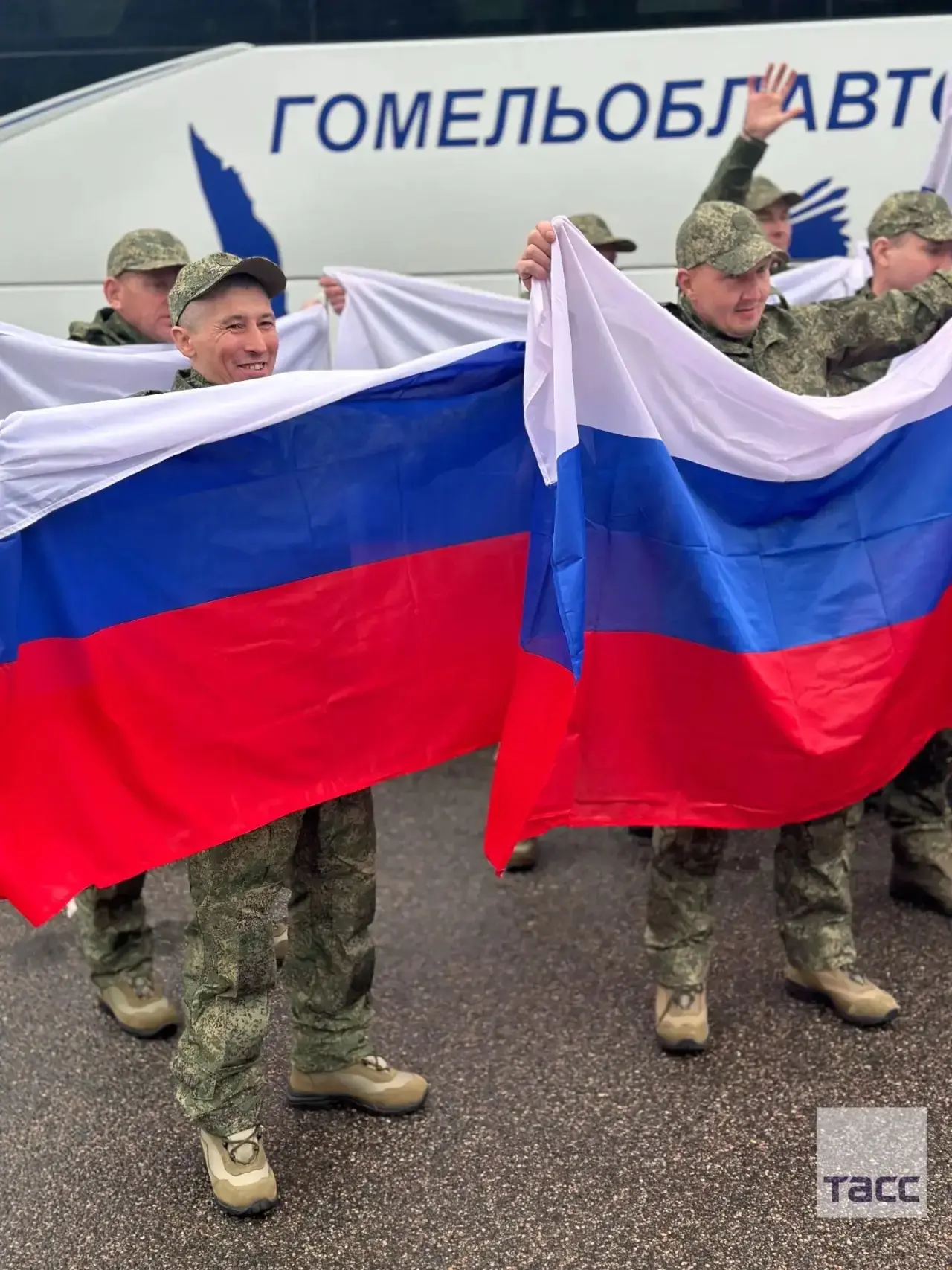 ❗️Первые кадры возвращенных из украинского плена российских военнослужащих.  Как сообщили в Миноборо