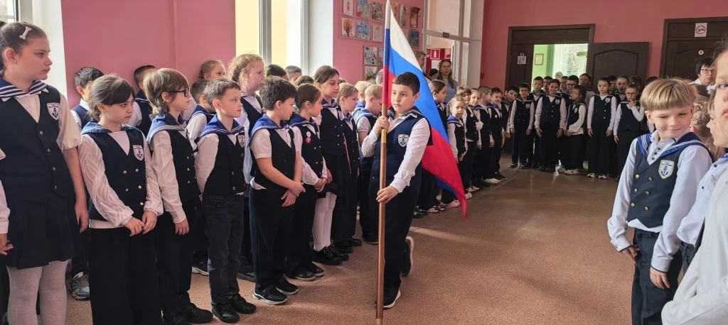 🧑‍🏫Традиции, которые объединяют: наше утро в школе! 🇷🇺✨  Понедельник в нашей школе начался торжестве