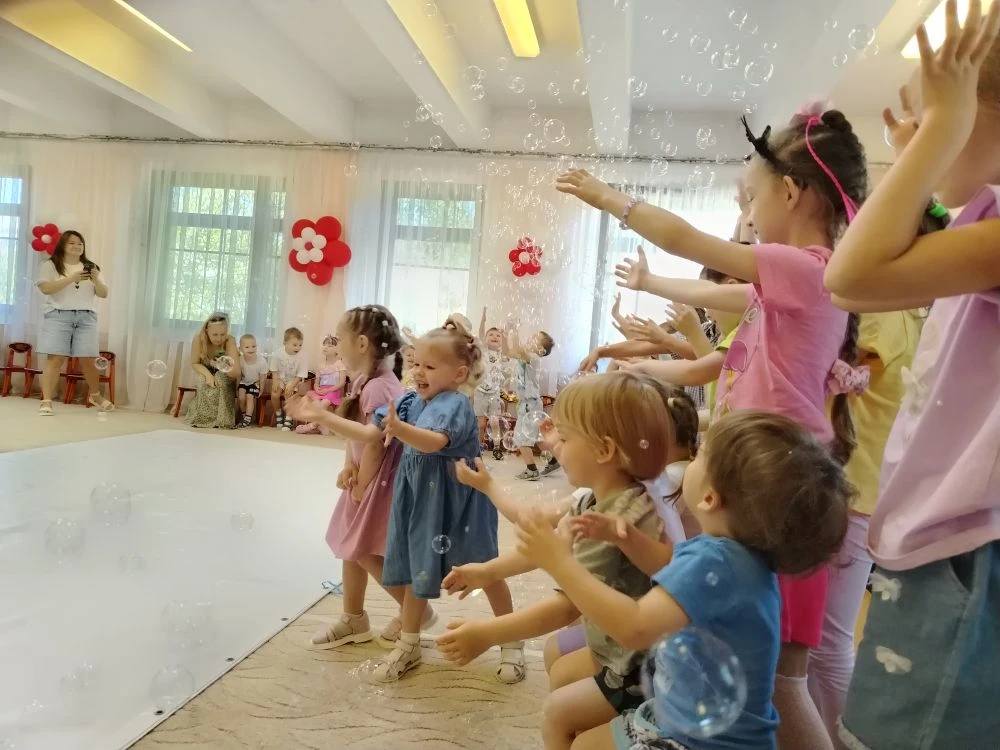 Праздник мыльных пузырей в детском саду удался на славу! 🫧🎉

Юные участники с азартом включились в