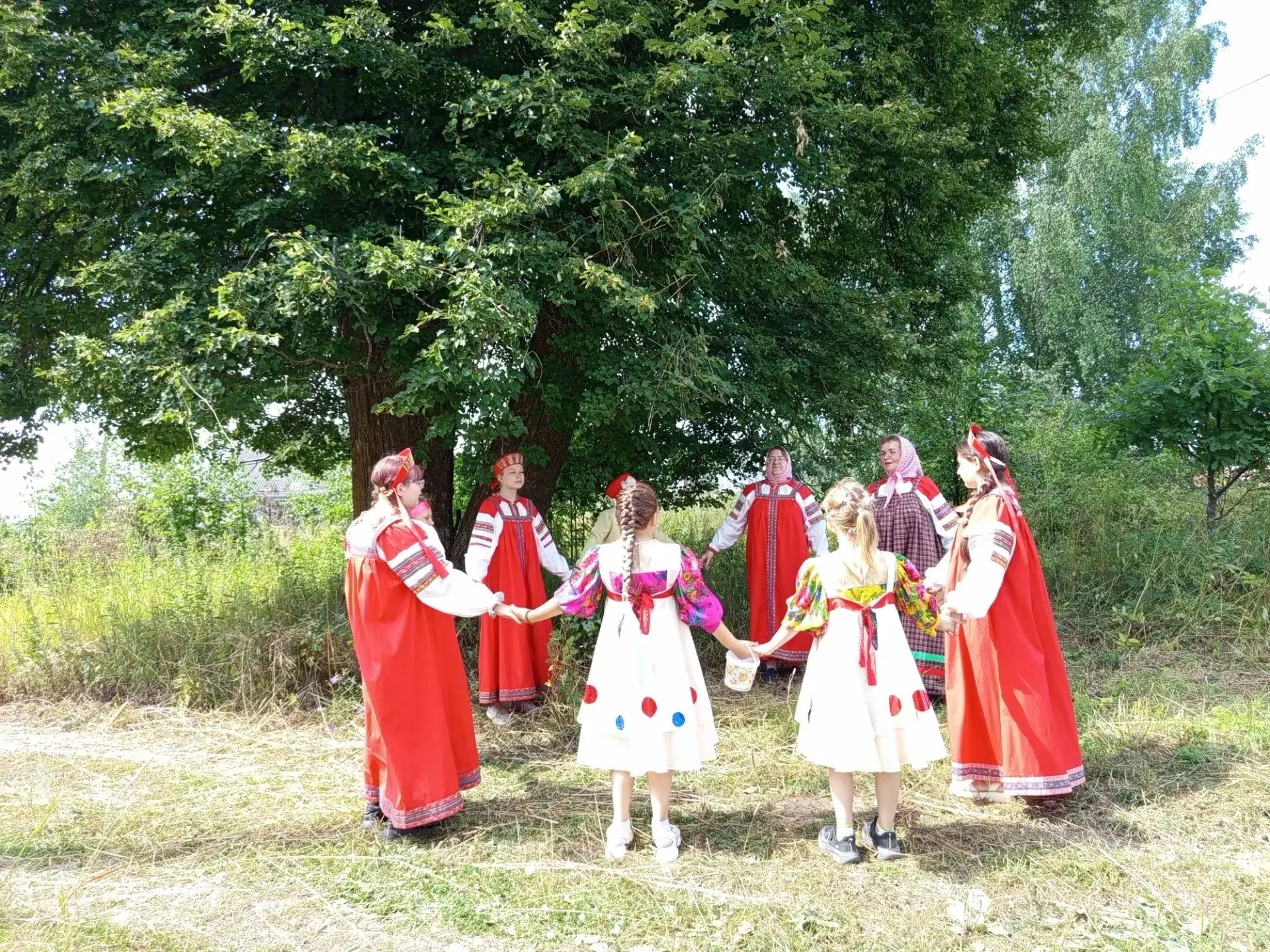 23 июля в Савинском СДК прошёл фольклорный праздник "Липа - дерево лапотное, да медовое". 
Почему "л
