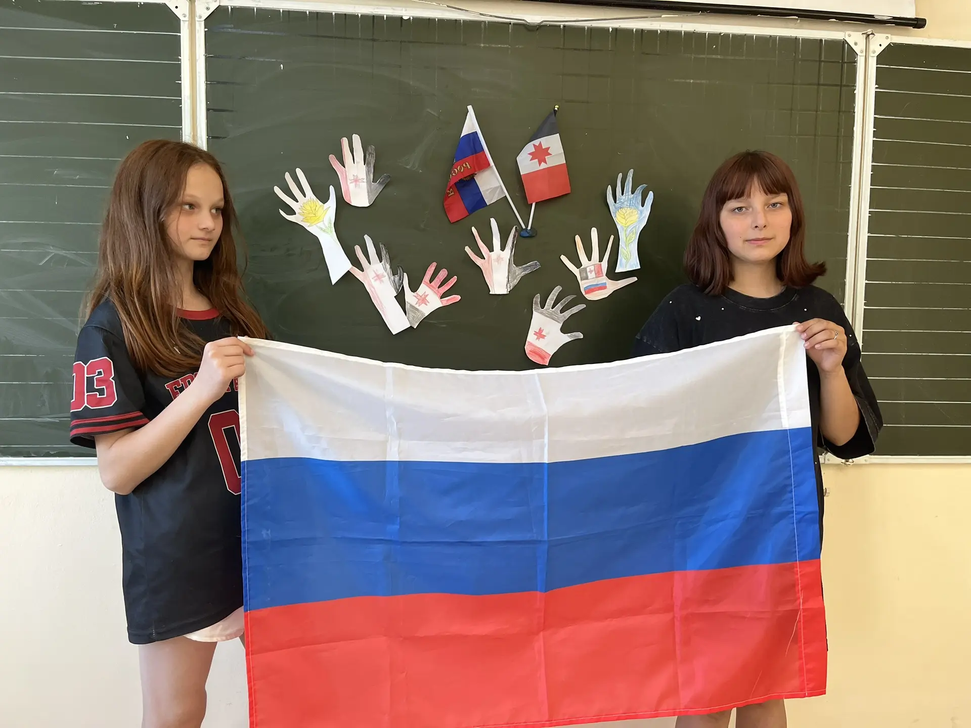 ✨ В преддверии Дня России мы с ребятами сводного отряда приняли участие в такции «Ладошки дружбы»! ✨