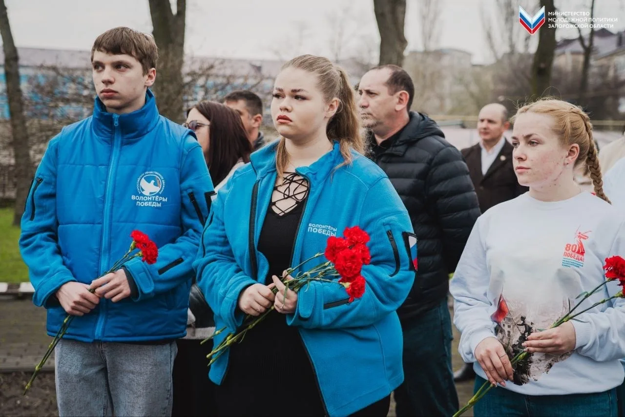 Память, объединяющая времена 🕊️🕊  Волонтёры Победы Запорожской области приняли участие в торжественн