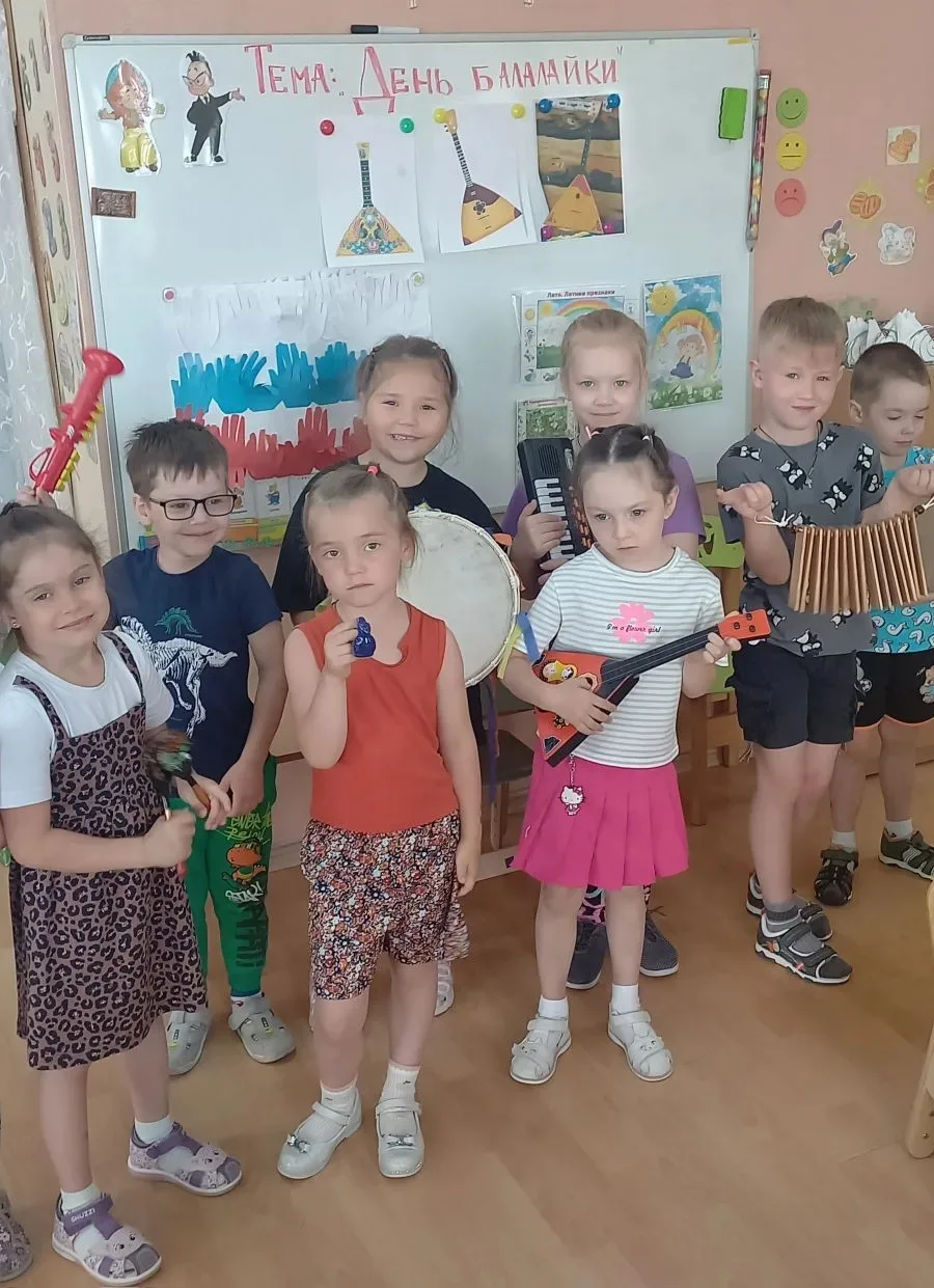 Сегодня в группе"Гномики"ребята отмечали Международный день балалайки.Этот неофициальный,но полюбивш