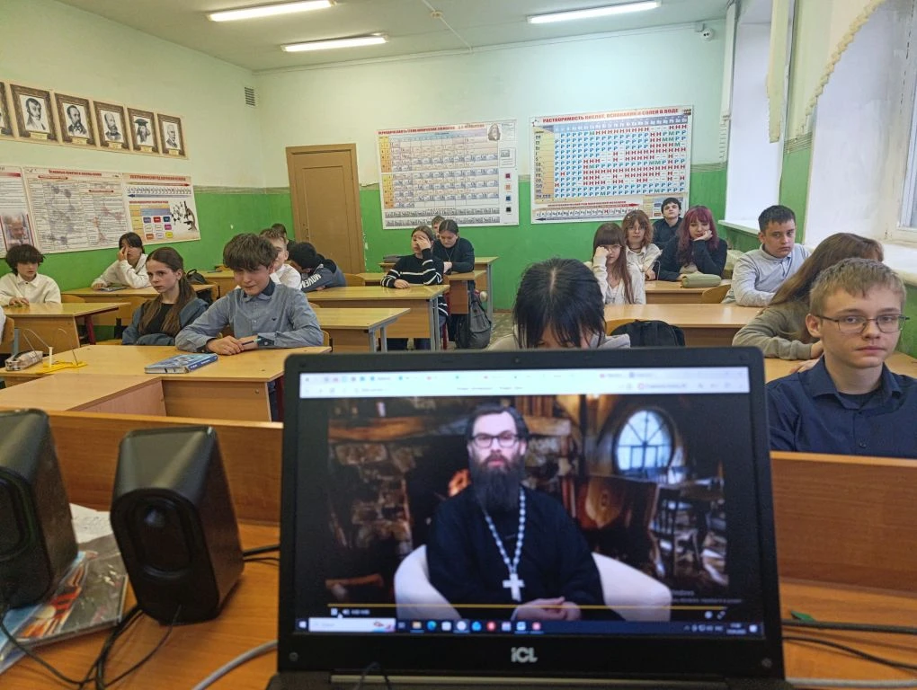 В 7 А классе прошёл важный классный час на тему «Сильный защищает — слабый обижает». Ребята вместе с
