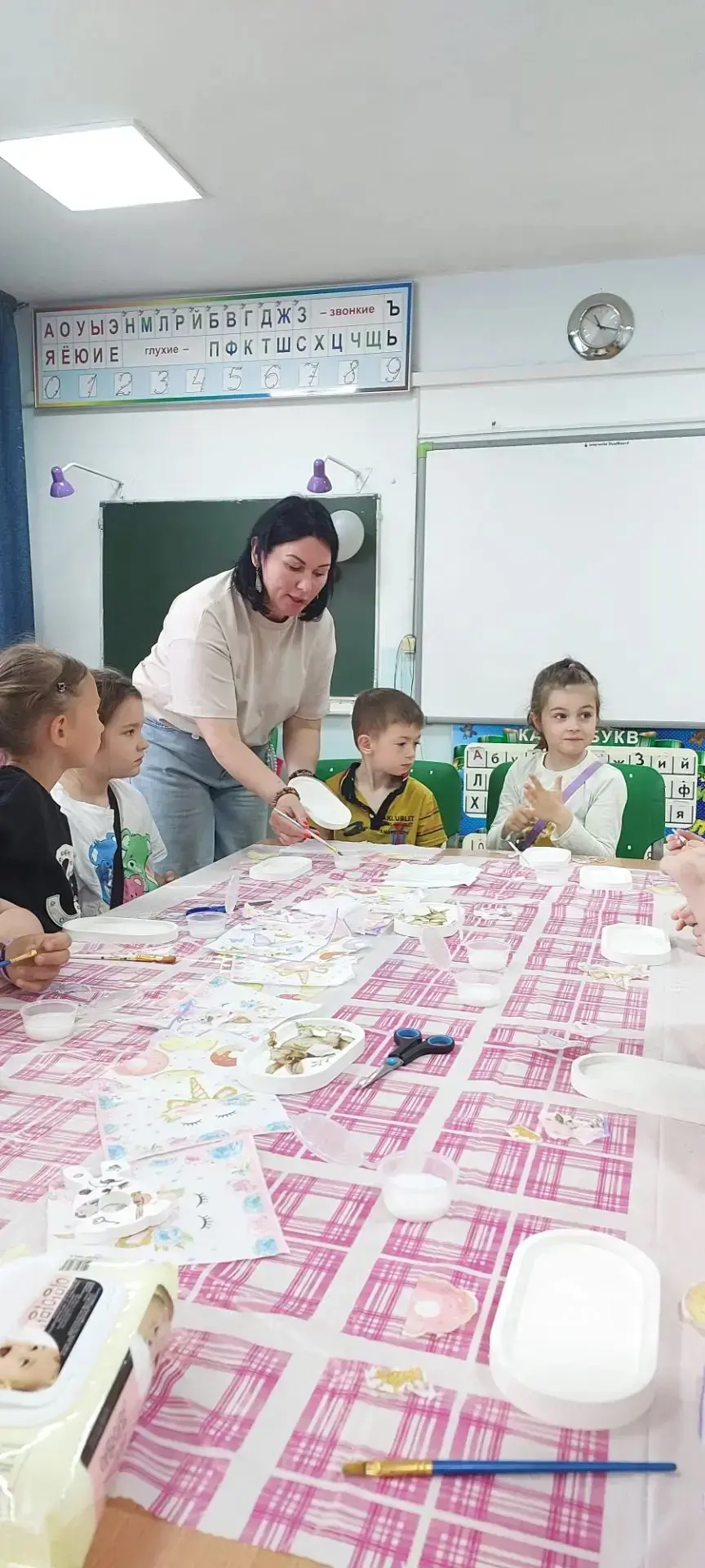 🎨 Творчество своими руками

Сегодня в младшем отряде прошло увлекательное творческое занятие. Педаг