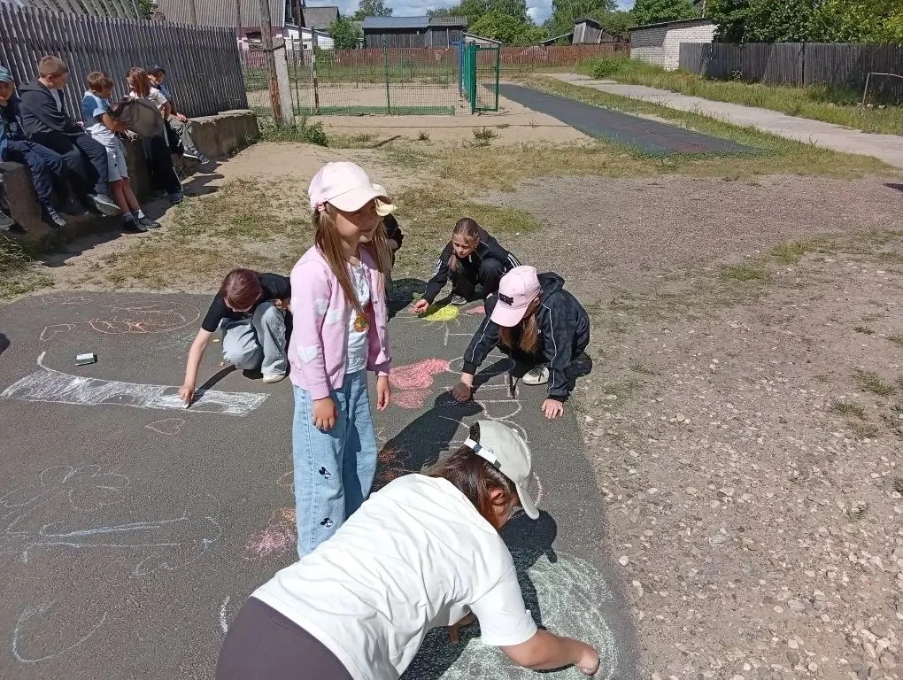 В лагере прошёл творческий конкурс рисунков на асфальте «Люблю берёзку русскую»! Ребята взялись за м