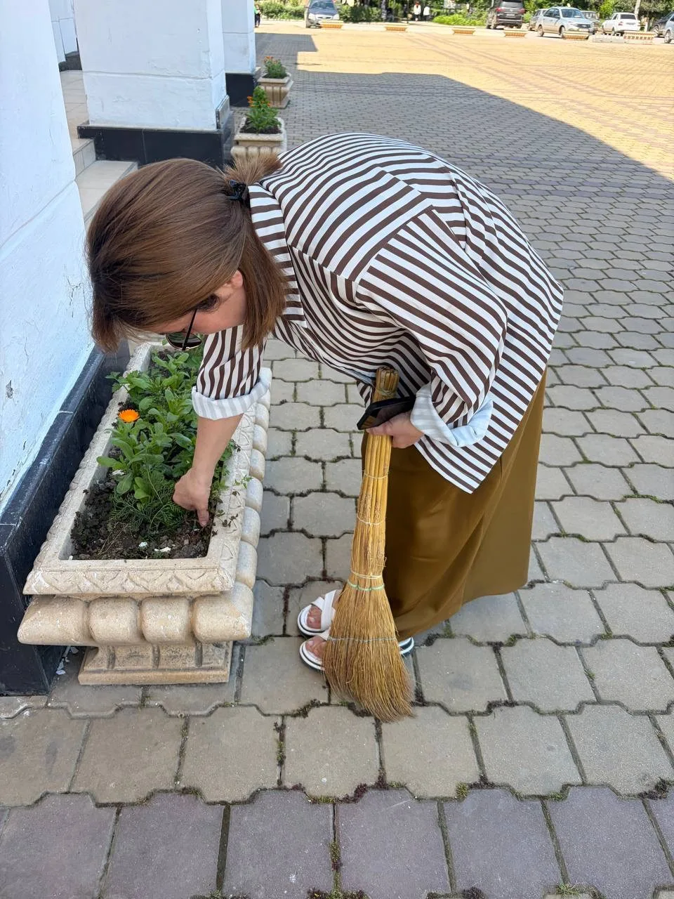 В саду Дворца культуры работники культуры провели субботник.