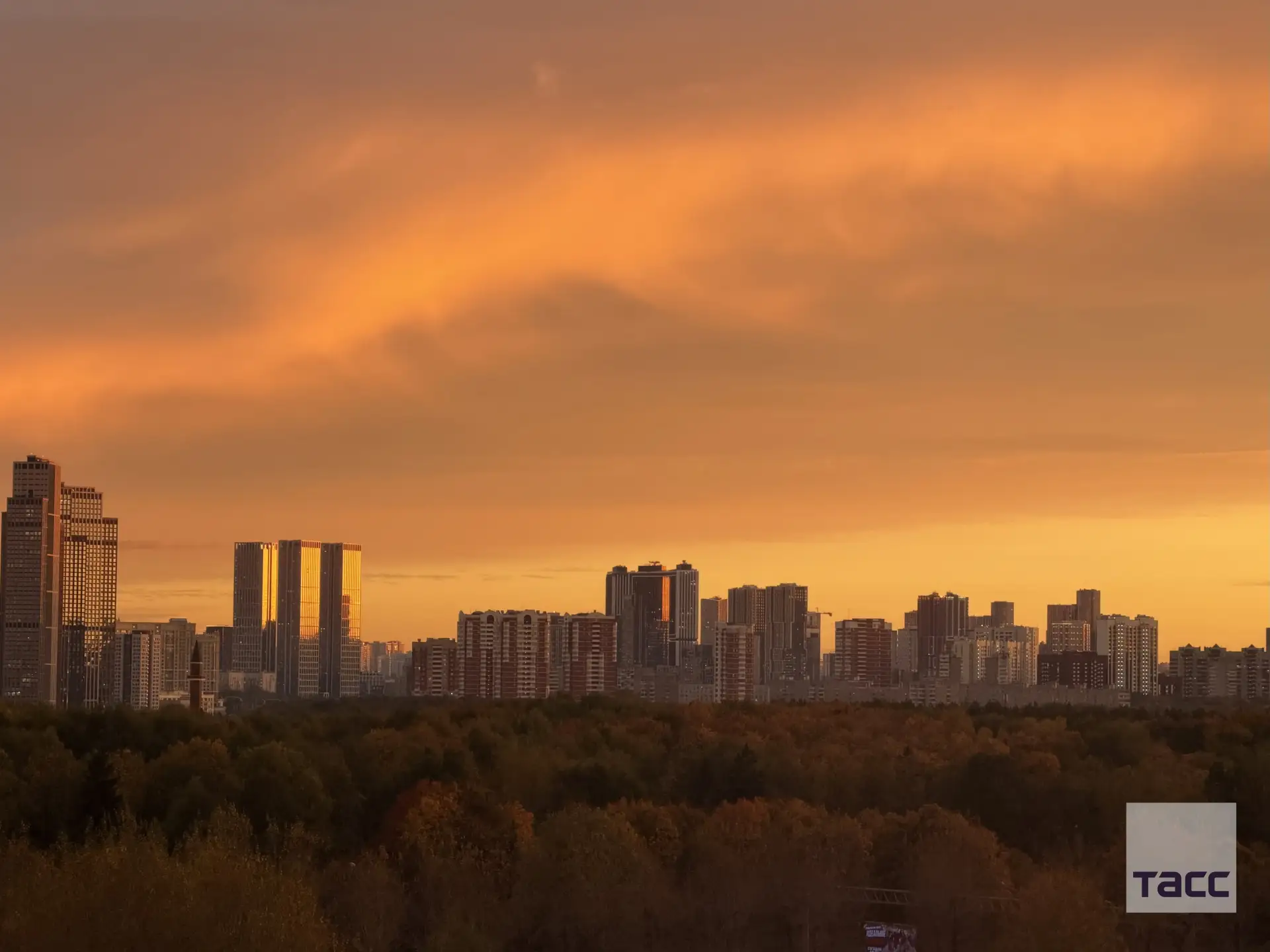 📷 Москва проводила рабочую неделю восхитительным закатом, который сменил оранжевый отт...