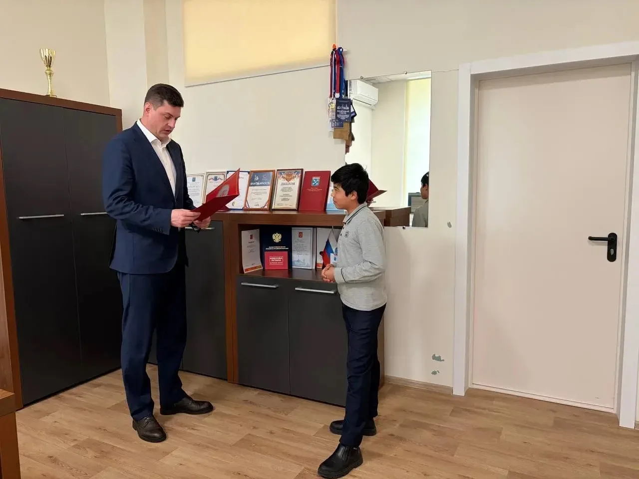 Сегодня директором Янинского центра образования Николаем Николаевичем Свириным ученику 9 класса Фирд