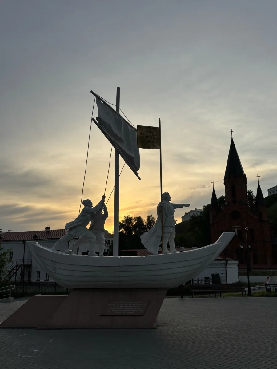Фото от Елены Кукузей, где солнце словно оживило памятник☀️