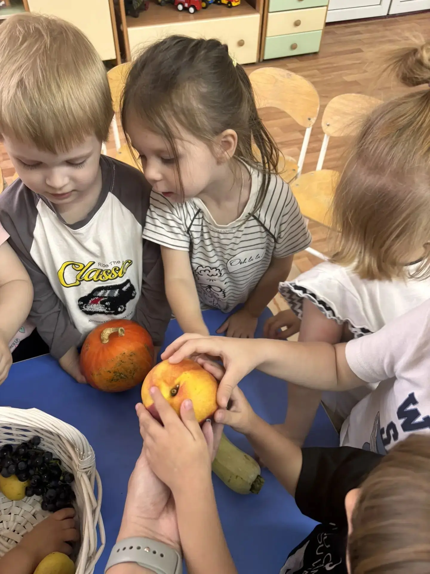 🙂Тёплый, живой и по‑настоящему уютный день в детском саду — и в центре этого дня мален...