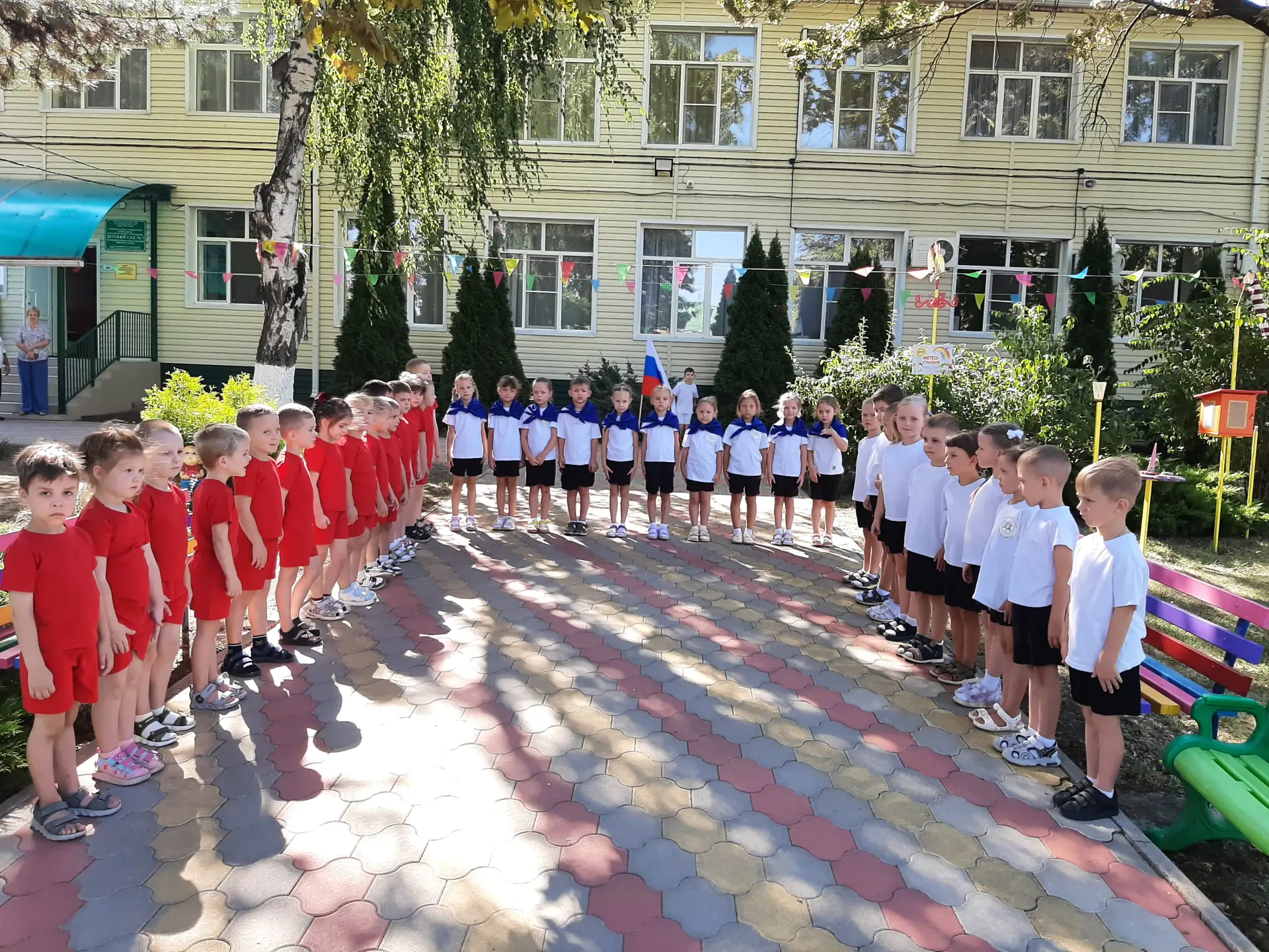 Сила в единстве: как мы отметили День флага спортивными эстафетами