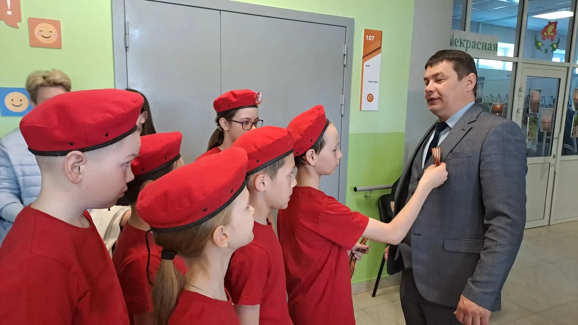 🎖️ Юнармейцы нашей школы с гордостью присоединился к Всероссийской акции «Георгиевская ленточка»!  Ч