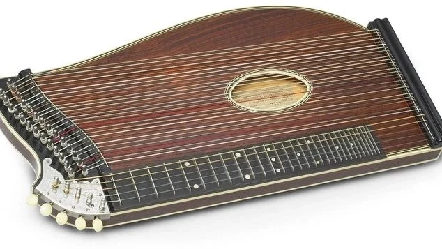 Уроки музыки 
МУЗЫКАЛЬНЫЕ ИНСТРУМЕНТЫ 
Цитра (нем. Zither) — струнный щипковый музыкальный инструмен