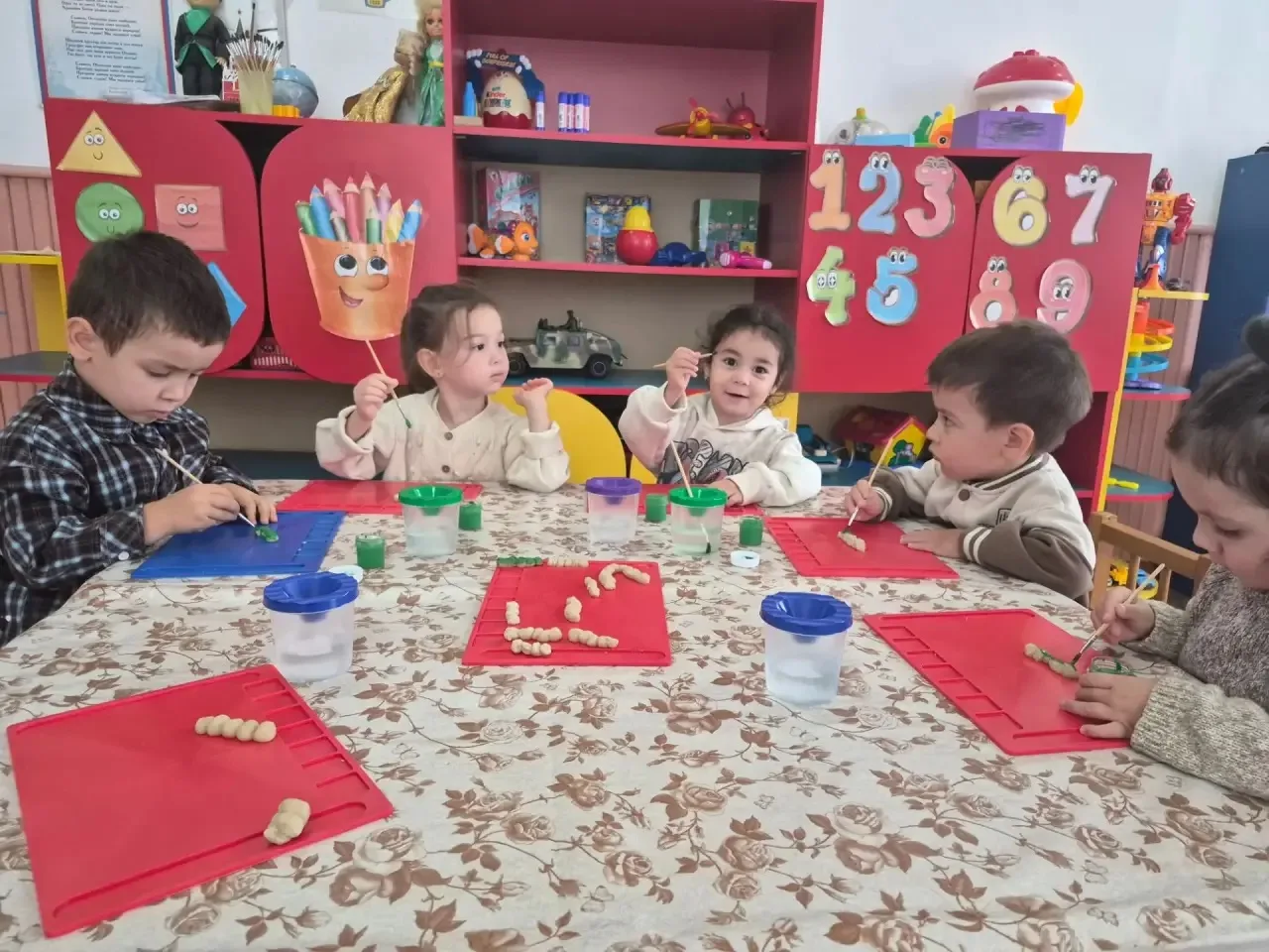 На прошлом занятии по тестопластике ребята усердно трудились над созданием своих гусени...