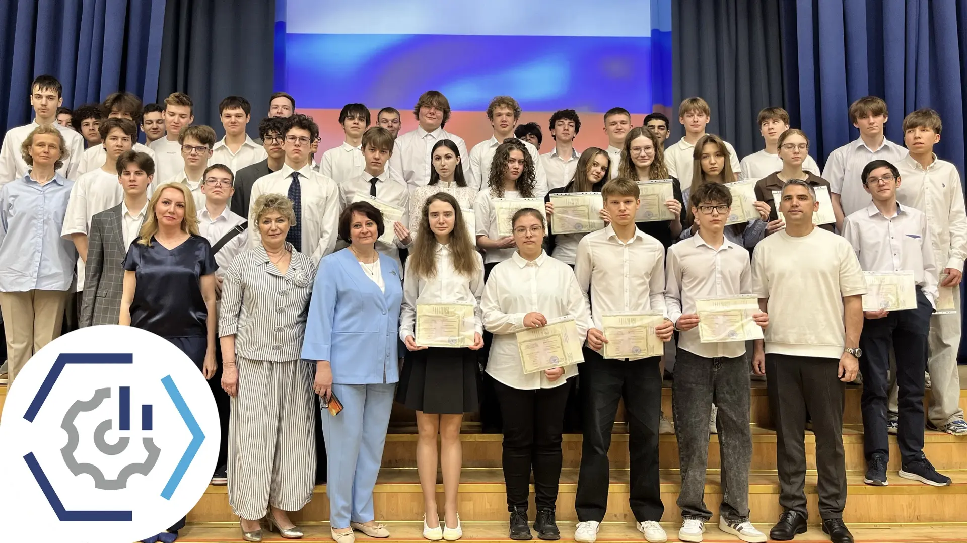 🤩Наши десятиклассники получили первые рабочие профессии!  В школе состоялось торжественное вручение 