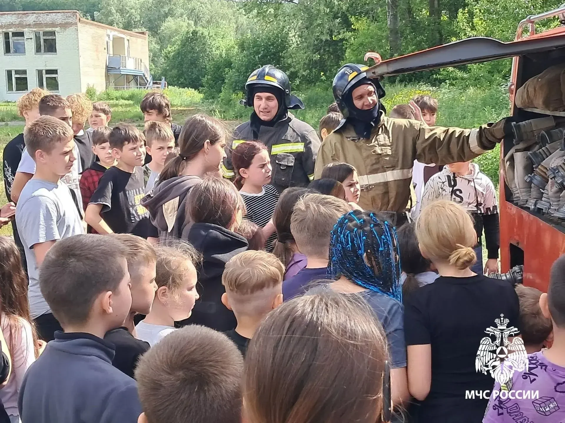 «Примерь каску!»: юные отдыхающие лагеря «Колос» стали пожарными на один день 🚒

10 июня на террито