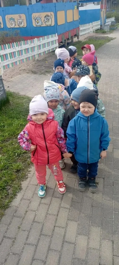 На прогулку наш отряд, дружно выстроился в ряд😊 Ребята из группы "Незабудки" любят гул...