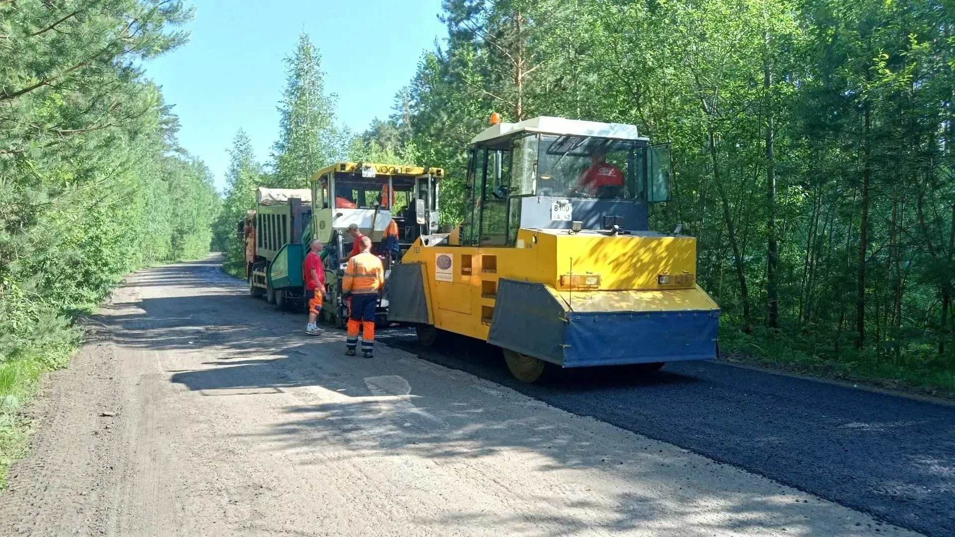 🚧 Продолжаем ремонт автодороги на направлении к деревне Чернильщиково. Сегодня подрядчик приступил 