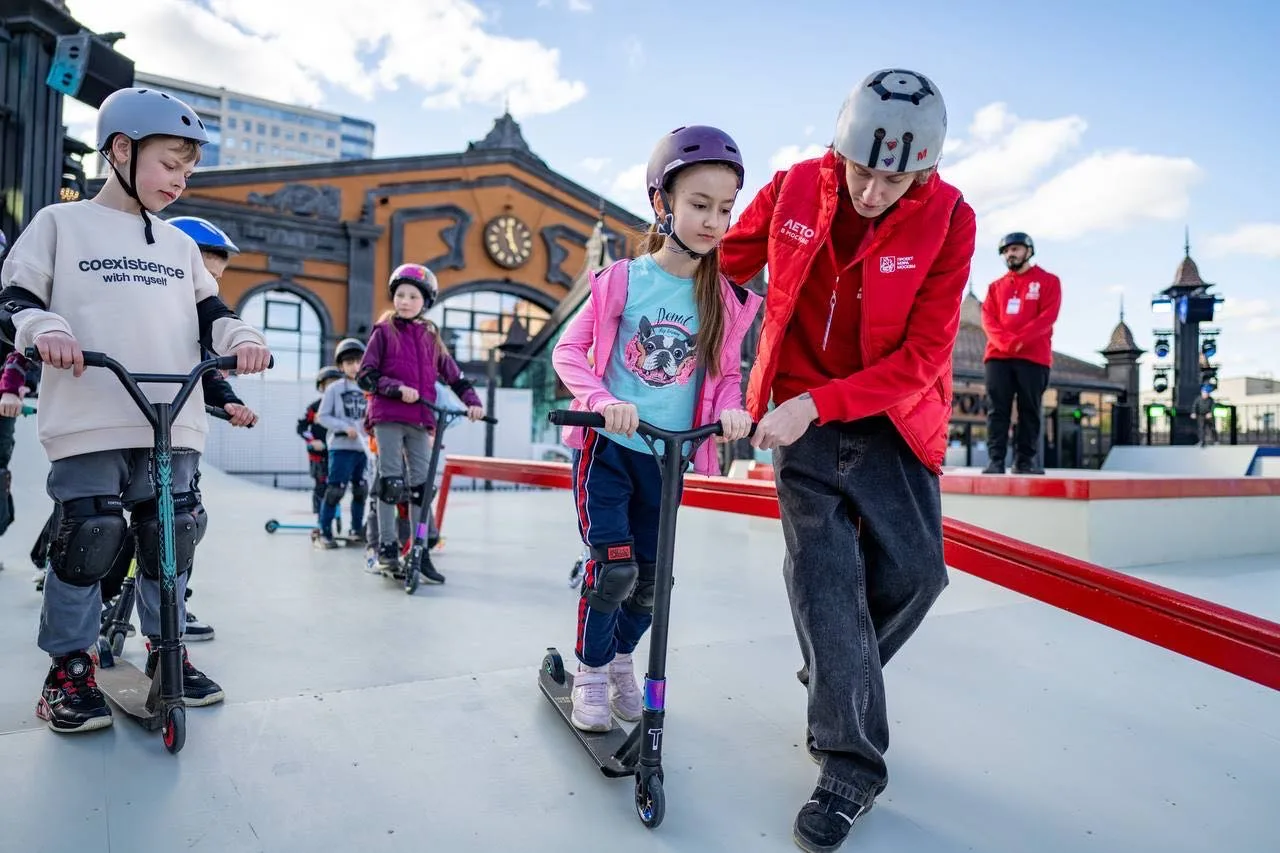 К нам приехал дедушка, собрал велосипед 🚴, купили стильный черный шлем, осталось остальную экипировк